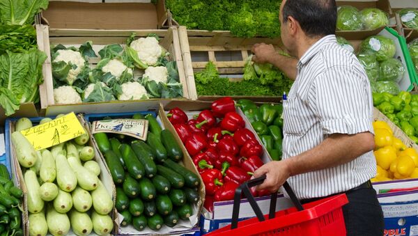 A man shops for vegetables in a shop in Berlin (File) - اسپوتنیک ایران  