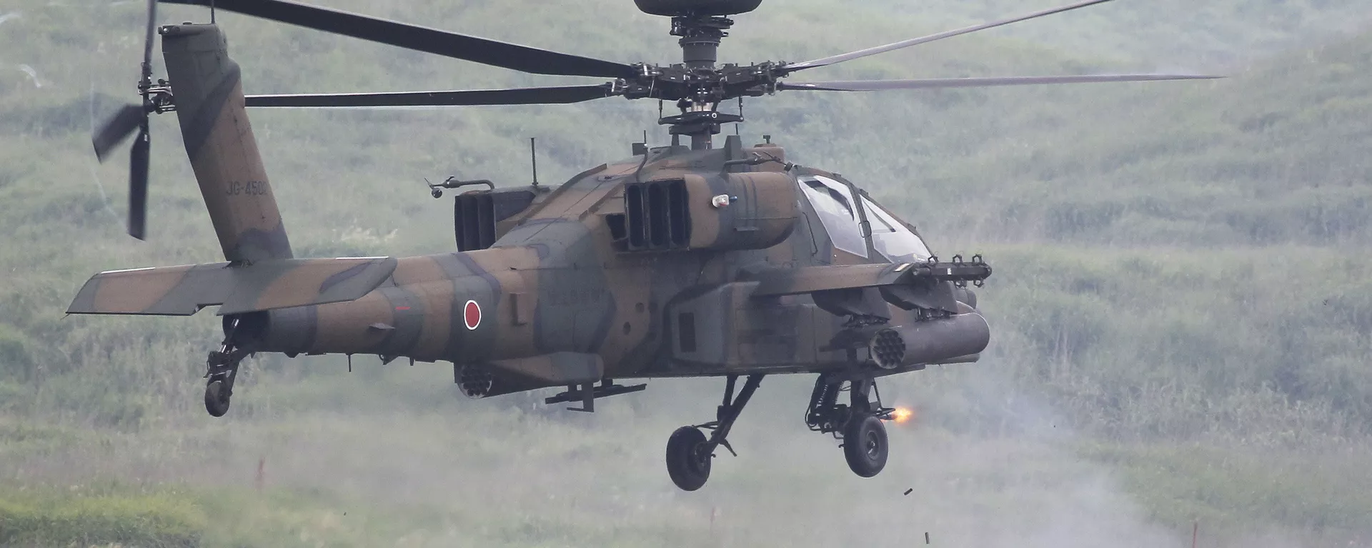 An AH-64D Apache attack helicopter fires during a fire military exercise at the Higashi-Fuji training range near Mt. Fuji in Gotemba, Shizuoka prefecture on August 23, 2011 - اسپوتنیک ایران  , 1920, 15.01.2023