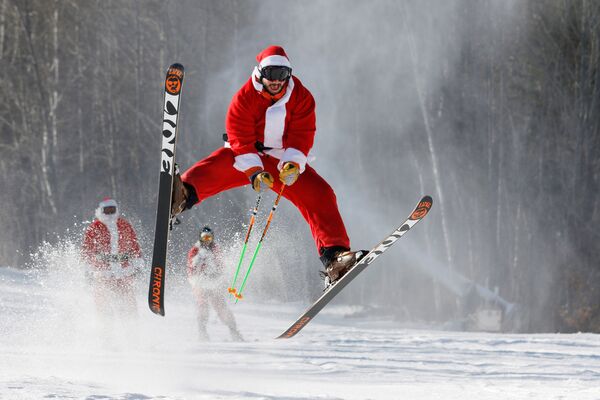 اسکی باز در لباس بابانوئل در حال اسکی در آمریکا - اسپوتنیک ایران  