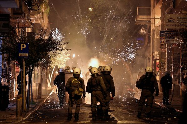 پلیس ویژه یونان در زمان درگیری در آتن با استفاده از آتش زا - اسپوتنیک ایران  