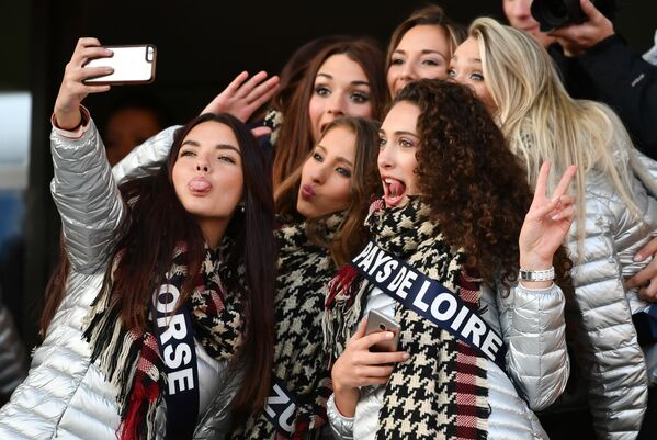 شرکت کنندگان کنکور زیبایی « ملکه فرانسه 2017» در حال سلفی در « مونپله» فرانسه - اسپوتنیک ایران  