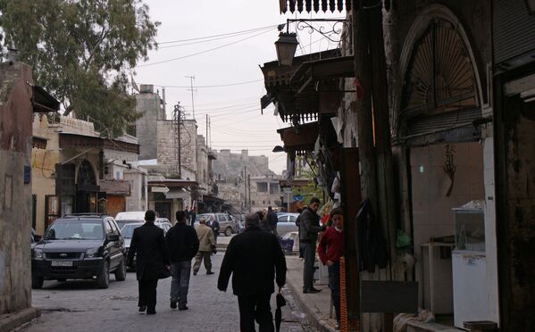 مردم در یکی از خیابان های مرکز تاریخی حلب، سوریه، سال 2009 میلادی - اسپوتنیک ایران  