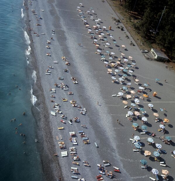 استراحت کنندگان در یکی از سواحل « پیتسوند»، 1972 میلادی - اسپوتنیک ایران  