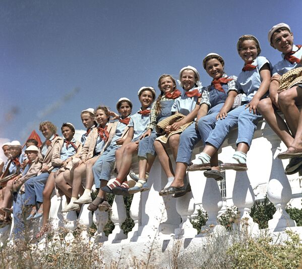محصلان مدرسه در حال استراحت در اردوگاه پیشاهنگان « آرتک» اتحاد شوروی به نام لنین، 1963 میلادی - اسپوتنیک ایران  