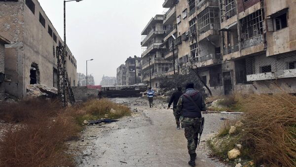 Военные сирийской армии и проправительственные бойцы маршируют по улицам восточного Алеппо, Сирия - اسپوتنیک ایران  