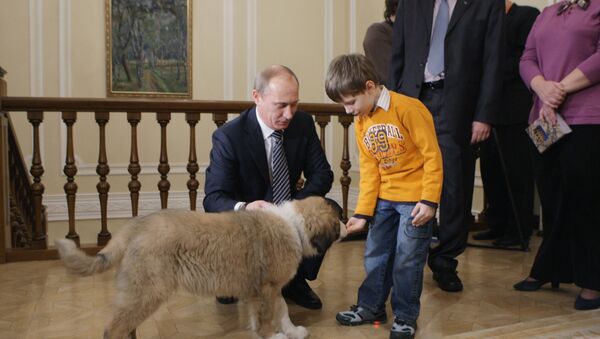 Премьер-министр РФ Владимир Путин с юным автором клички для своей новой собаки - اسپوتنیک ایران  