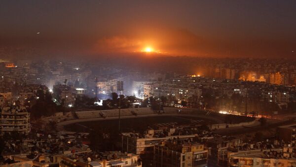 Дым и пламя над захваченным боевиками районом Алеппо после авиударов - اسپوتنیک ایران  