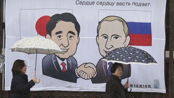 Баннер, изображающий Премьер-министра Японии Синдзо Абэ и Президента России Владимира Путина, на улице в Нагато - اسپوتنیک ایران  