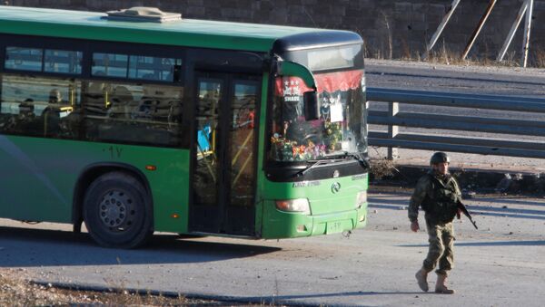 Автобус для эвакуации боевиков из восточного Алеппо - اسپوتنیک ایران  