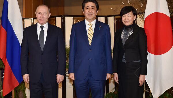 Президент РФ Владимир Путин, премьер-министр Японии Синдзо Абэ и его жена Акиэ позируют для прессы в отеле Нагато - اسپوتنیک ایران  