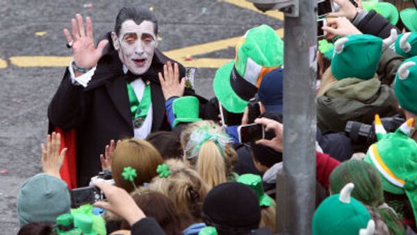 Человек в костюме Дракулы принимает участие в параде в честь Дня святого Патрика в Дублине - اسپوتنیک ایران  