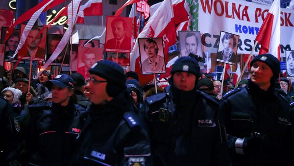 تظاهرات در ورشو: تجمع چند هزار نفری مخالفان در مقابل پارلمان لهستان - اسپوتنیک ایران  