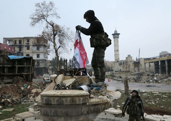 سرباز در محله آزاده شده در شرق حلب - اسپوتنیک ایران  