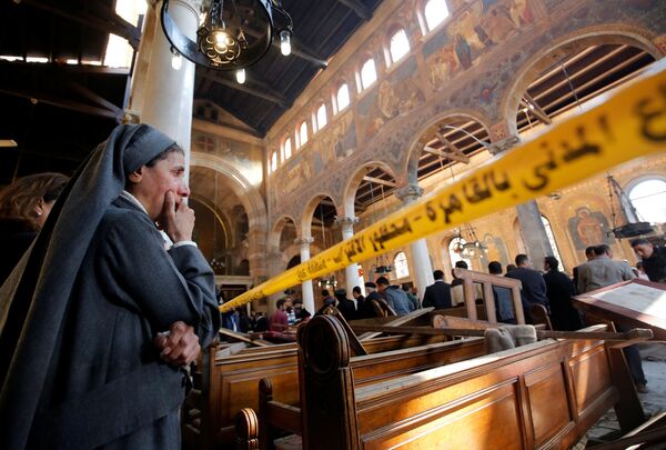 راهبه ها با تماشای  پیامد انفجار  در کلیسای  قاهره  گریه می کنند - اسپوتنیک ایران  