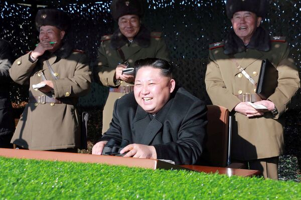 کیم جونگ ایل  رهبر کره شمالی  در حال نظارت بر  تمرینات نظامی - اسپوتنیک ایران  