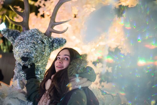 دختری در زمان روشن کردن آزمایشی نورپردازی سال نو « جنگل موزیکال» در میدان پوشکین مسکو - اسپوتنیک ایران  