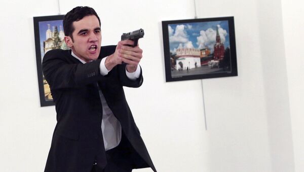 Вооруженный мужчина рядом с телом российского посла в Турции Андрея Карлова в галерее Анкары - اسپوتنیک ایران  
