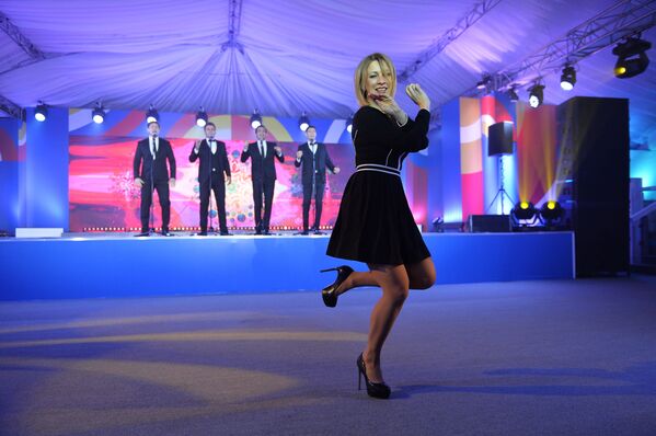 ماریا زاخارووا سخنگوی رسمی وزارت امور خارجه روسیه در حال اجرای رقص « کالینکا» در سوچی - اسپوتنیک ایران  