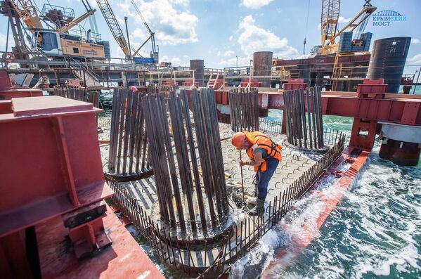 پایان کار ساخت و ساز اولین پایه های پل کرچ در شبه جزیره کریمه - اسپوتنیک ایران  
