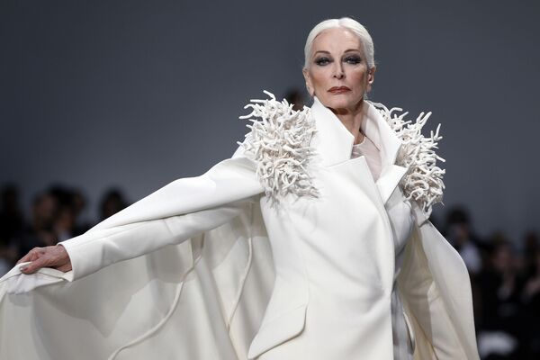 کارمن  دلورفیس مدل  85 ساله  در نمایش مد Haute Couture Spring-Summer 2013 در پاریس - اسپوتنیک ایران  