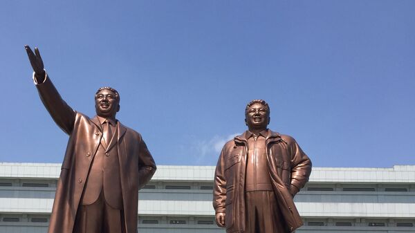 Граждане Северной Кореи во время посещения монумента Ким Ир Сену и Ким Чен Иру в центре Пхеньяна - اسپوتنیک ایران  