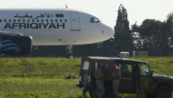 Головная часть угнанного ливийского авиалайнера Airbus A320 компании Afriqiyah Airways на взлетно-посадочной полосе в аэропорту Мальты - اسپوتنیک ایران  