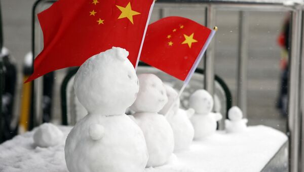 Фигурки снеговиков держат китайские флаги на площади Тяньаньмэнь в Пекине, Китай - اسپوتنیک ایران  