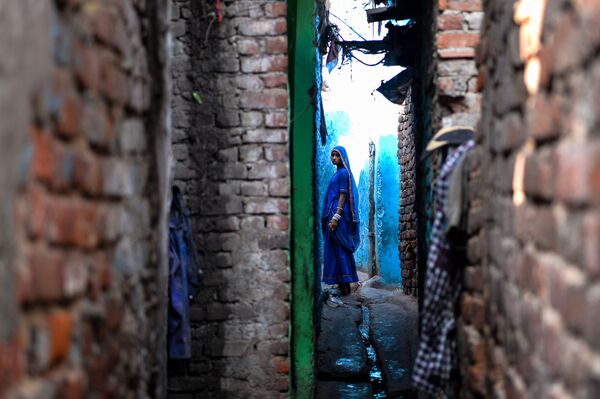 زن هندی در بیرون خانه اش در دهلی نو - اسپوتنیک ایران  