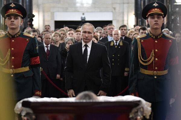 ولادیمیر پوتین، رئیس جمهور روسیه در مراسم تشییع جنازه آندری کارلوف، سفیر روسیه در ترکیه - اسپوتنیک ایران  