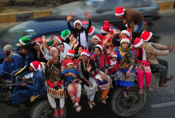 مردم در لباس های کریسمس در کراچی پاکستان - اسپوتنیک ایران  