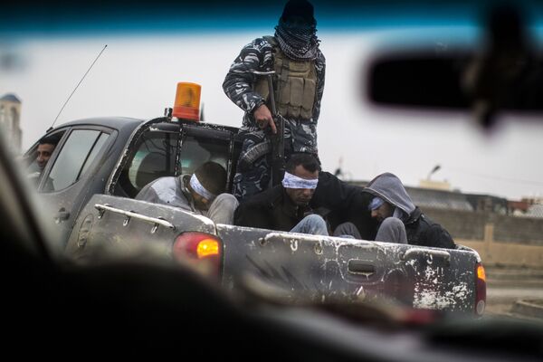 رزمندگان مردمی در حال انتقال شبه نظامیان « داعش» که در تونل « موصل» در عراق پنهان شده بودند - اسپوتنیک ایران  