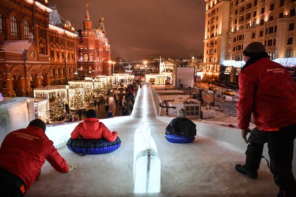 سرسره یخی در میدان مانژ در قالب جشنواره « سفر به جشن کریسمس» در مسکو - اسپوتنیک ایران  