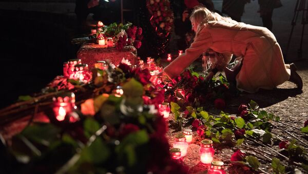 Свечи и цветы на акции памяти в Сочи, где самолет Минобороны России Ту-154 потерпел крушение у побережья Черного моря - اسپوتنیک ایران  