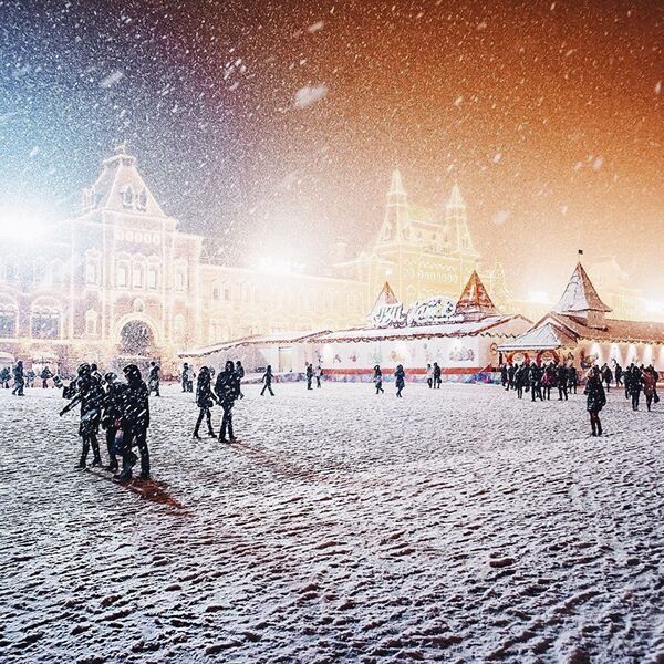 مردم در میدان سرخ  در  مقابل صحنه یخی پاتیناژ « گوم» مسکو - اسپوتنیک ایران  