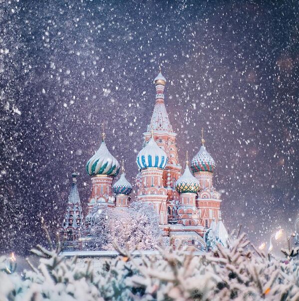 کلیسای  واسیلی بلاژنسکی  در میدان سرخ  در مسکو  هنگام بارش برف - اسپوتنیک ایران  