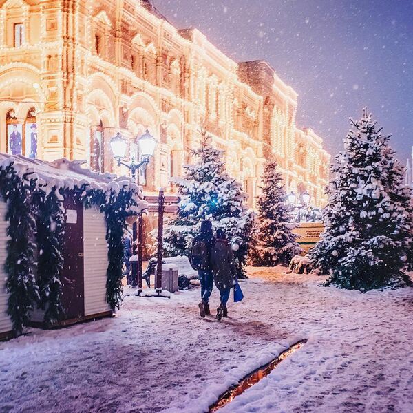 زوجی در حال گردش  در بازار مکاره کریسمس  در  میدان سرخ مسکو - اسپوتنیک ایران  