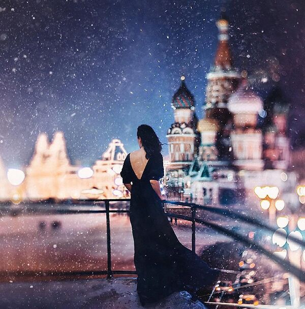دختری در زمینه  کلیسای  واسیلی بلاژنسکی  در میدان سرخ مسکو هنگام بارش برف - اسپوتنیک ایران  