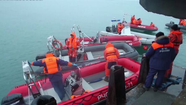 Спасатели во время поисково-спасательных работ у побережья Черного моря, где потерпел крушение самолет Минобороны РФ Ту-154 - اسپوتنیک ایران  