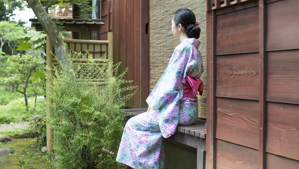 Японка в национальной одежде сидит в саду - اسپوتنیک ایران  