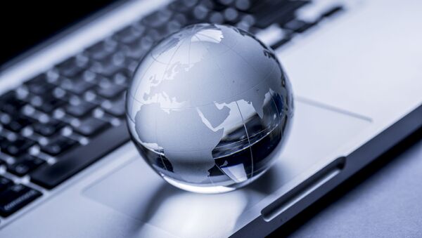 Стеклянная модель земного шара на ноутбуке - اسپوتنیک ایران  