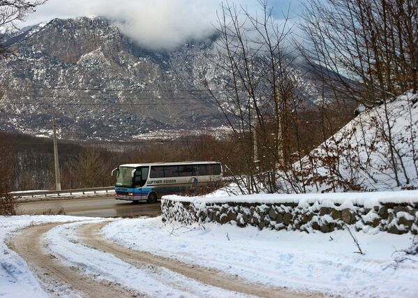 اتوبوس در کوهپایه « دِمِرجی»  در جاده  « آلوشتا» سیمفروپل - اسپوتنیک ایران  