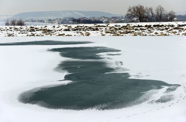 برکه یخ زده در حومه  قصبه « فونتان»  در  سیمفروپل - اسپوتنیک ایران  