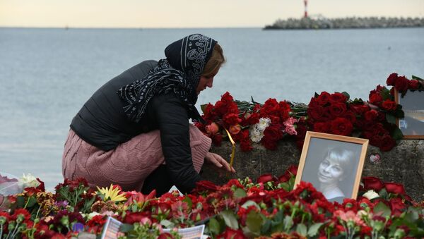 گلها و شمع ها در  ساحل «سوچی»  محل سقوط  هواپیمای « توپولوف -154»  روسیه - اسپوتنیک ایران  