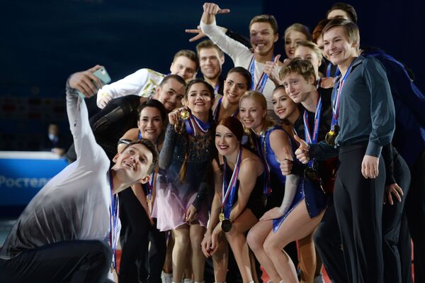 برندگان  مسابقات قهرمانی روسیه در  پاتیناژ در « چلیابینسک» در زمان  اعطای جوایز - اسپوتنیک ایران  
