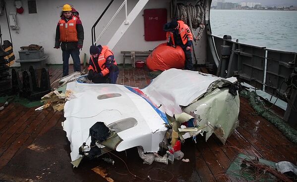 قطعه ای از هواپیمای « توپولوف -  154»  که بر فراز دریای سیاه در « سوچی» دچار سانحه شد - اسپوتنیک ایران  