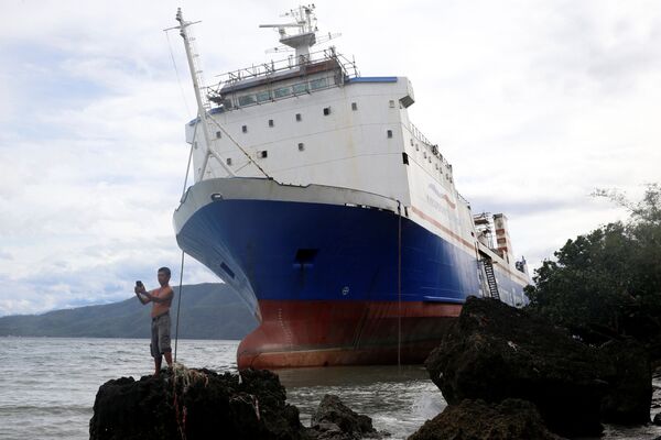 سلفی در زمینه  کشتی  که در طوفان « Нок-Тен » در فیلیپین آسیب دید - اسپوتنیک ایران  