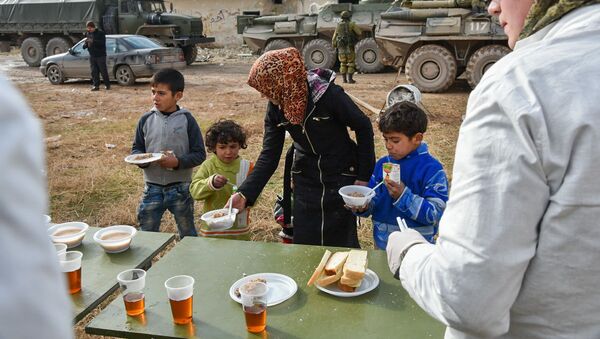 Полевая кухня Международного противоминного центра Вооруженных Сил России в освобожденном Алеппо - اسپوتنیک ایران  