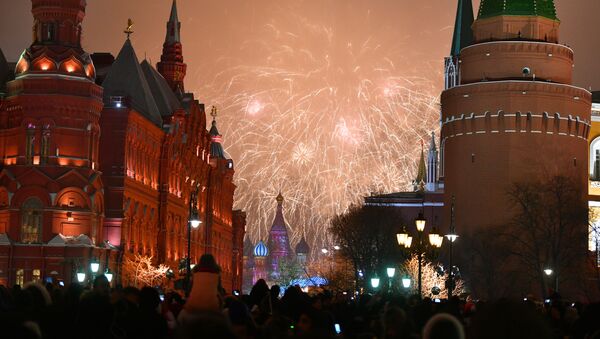 Праздничный салют во время празднования Нового года в Москве - اسپوتنیک ایران  