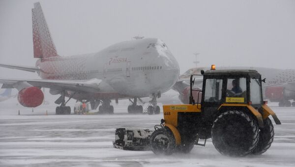 Уборка снега в аэропорту Внуково - اسپوتنیک ایران  
