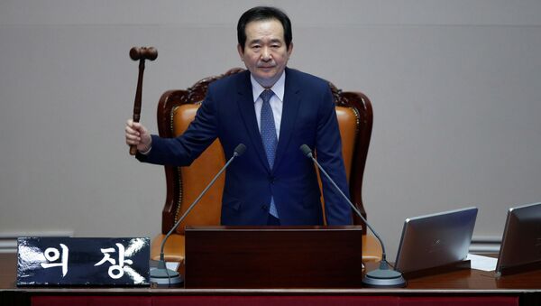 Председатель парламента Южной Кореи Чон Се Гюн перед началом голосования по вопросу импичмента президенту страны Пак Кын Хе - اسپوتنیک ایران  